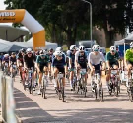 Peloton tijdens de Winssense Kermiskoers